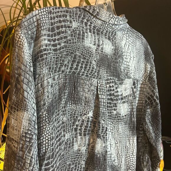 Olsen Button Down Snake Print Blouse Large - Picture 15 of 15